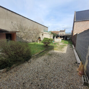 Maison semi mitoyenne avec large passage sur le coté