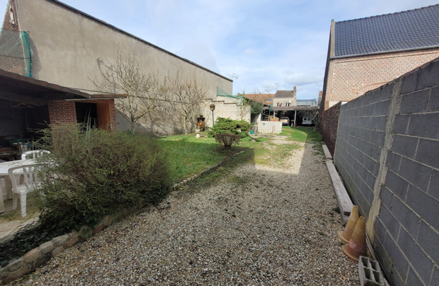Maison semi mitoyenne avec large passage sur le coté