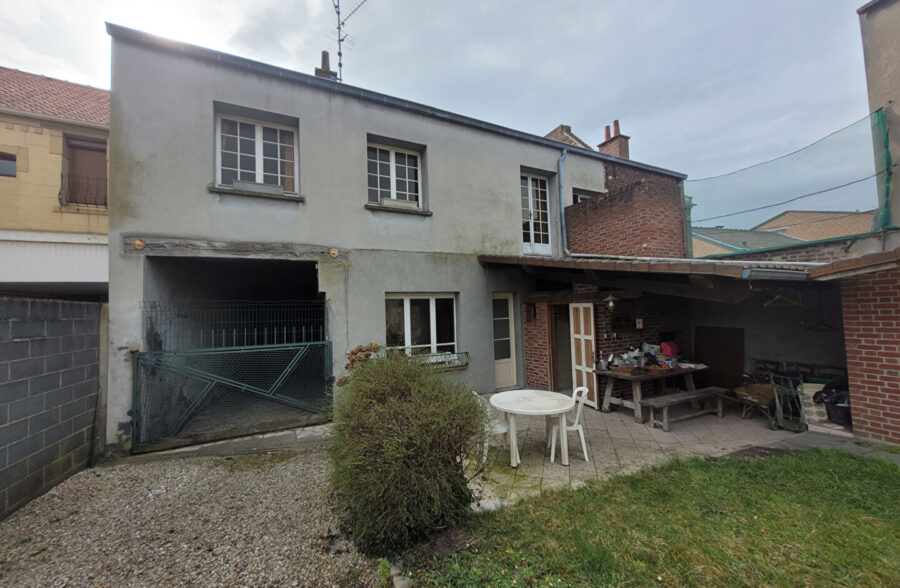 Maison semi mitoyenne avec large passage sur le coté