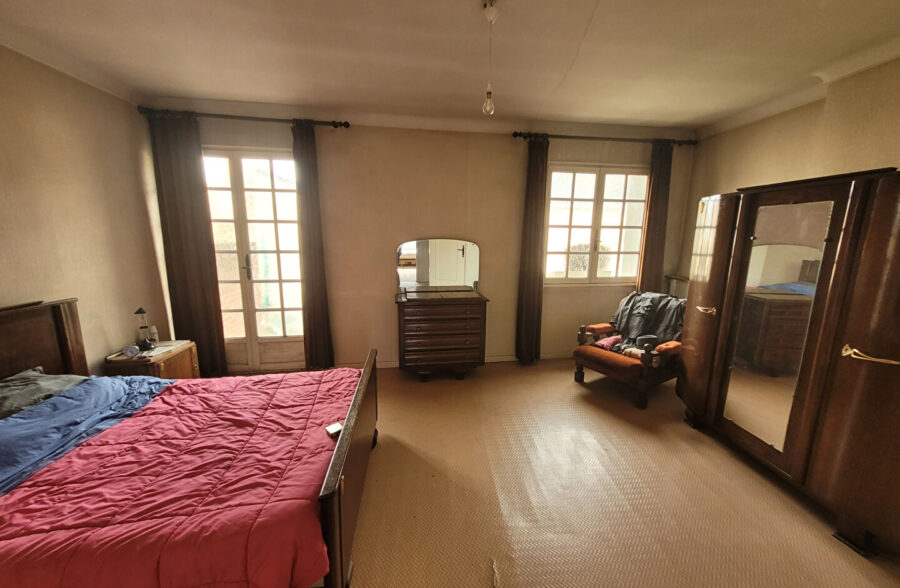 Maison semi mitoyenne avec large passage sur le coté