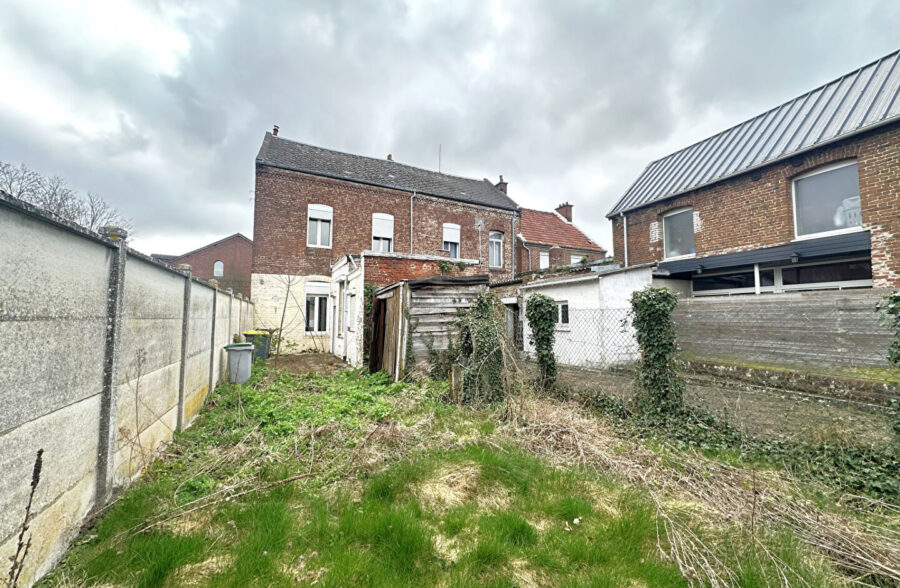 Maison semi individuelle à rénover en plein centre de Caudry.