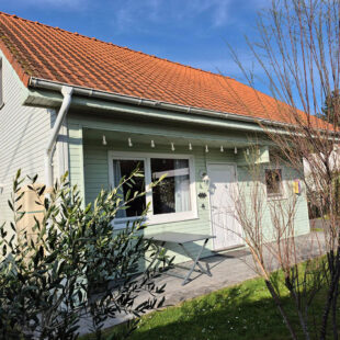 GROFFLIERS , Chalet 2 chambres , habitable de plain pied avec piscine chauffée !!