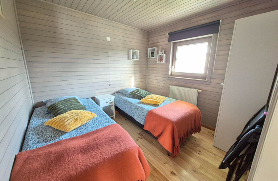 GROFFLIERS , Chalet 2 chambres , habitable de plain pied avec piscine chauffée !!