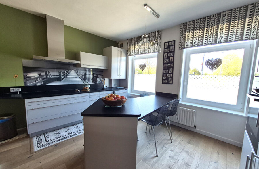 Maison Bourgeoise Saint Andre Lez Lille, large façade, 5 chambres, jardin , cave, parking très facile.