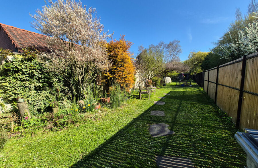 Maison Bourgeoise Saint Andre Lez Lille, large façade, 5 chambres, jardin , cave, parking très facile.