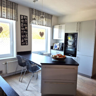 Maison Bourgeoise Saint Andre Lez Lille, large façade, 5 chambres, jardin , cave, parking très facile.