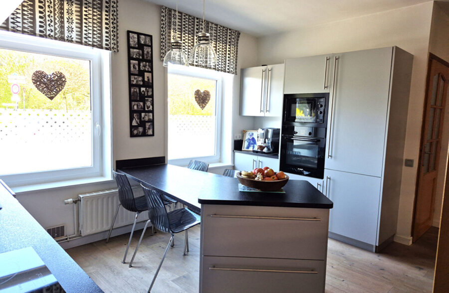 Maison Bourgeoise Saint Andre Lez Lille, large façade, 5 chambres, jardin , cave, parking très facile.