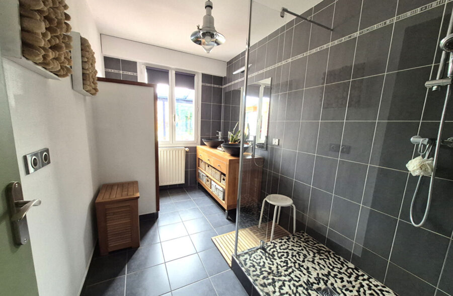 Maison Bourgeoise Saint Andre Lez Lille, large façade, 5 chambres, jardin , cave, parking très facile.