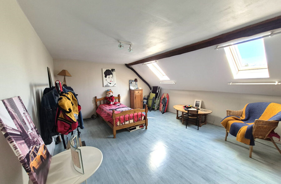 Maison Bourgeoise Saint Andre Lez Lille, large façade, 5 chambres, jardin , cave, parking très facile.