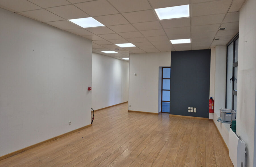 immeuble à usage mixte avec local commercial et habitation appartement T3  duplex loué
