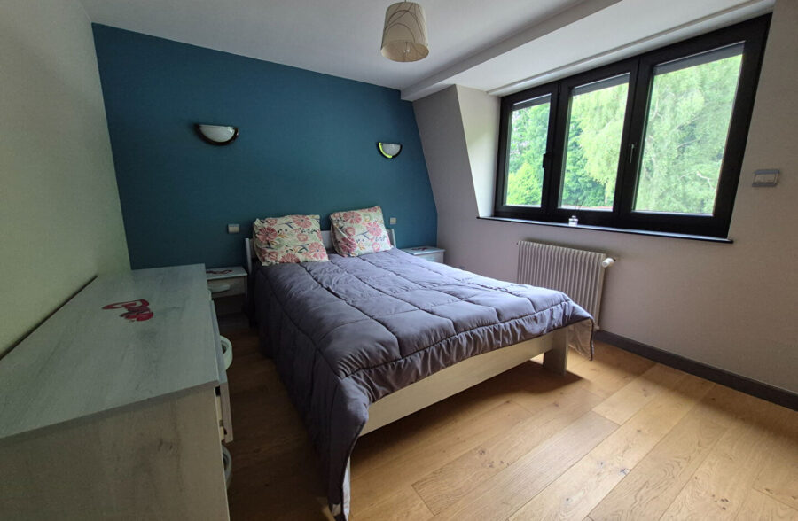 Magnifique maison de 162m² avec 3 suites parentales, située dans un environnement paisible.