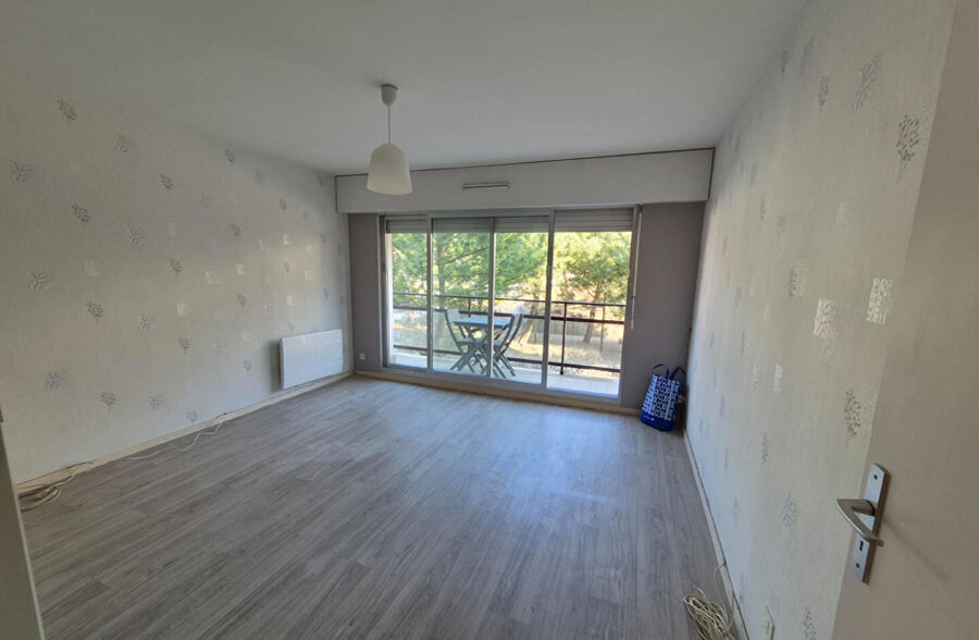 Studio avec balcon et parking dans le triangle d ‘or !