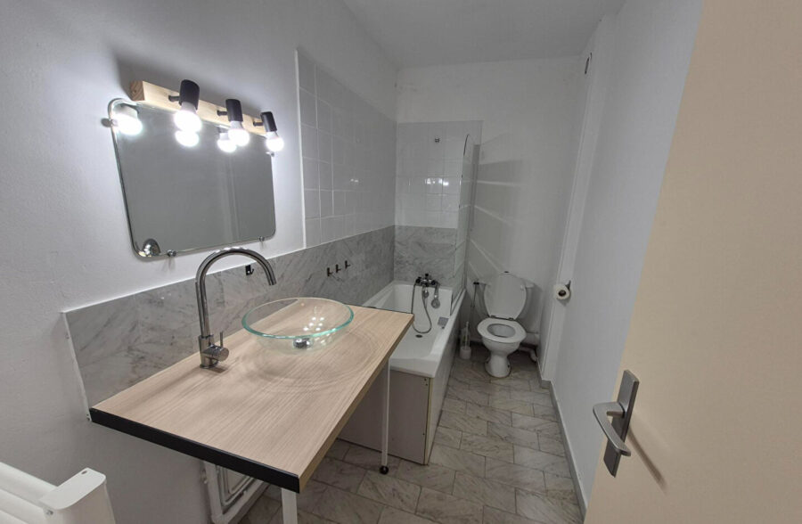 Studio avec balcon et parking dans le triangle d ‘or !