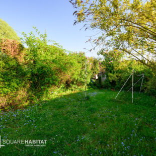 Maison batir en excellent état avec 3 chambres, garage et grand jardin