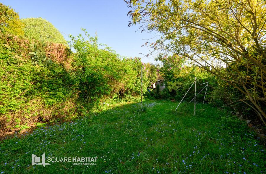 Maison batir en excellent état avec 3 chambres, garage et grand jardin