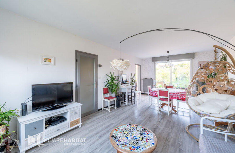 Maison batir en excellent état avec 3 chambres, garage et grand jardin