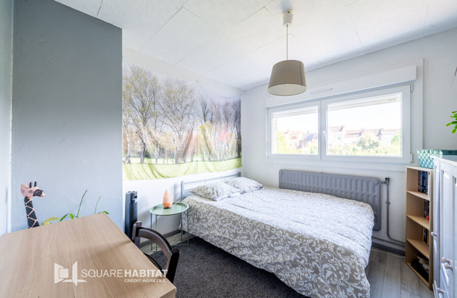 Maison batir en excellent état avec 3 chambres, garage et grand jardin