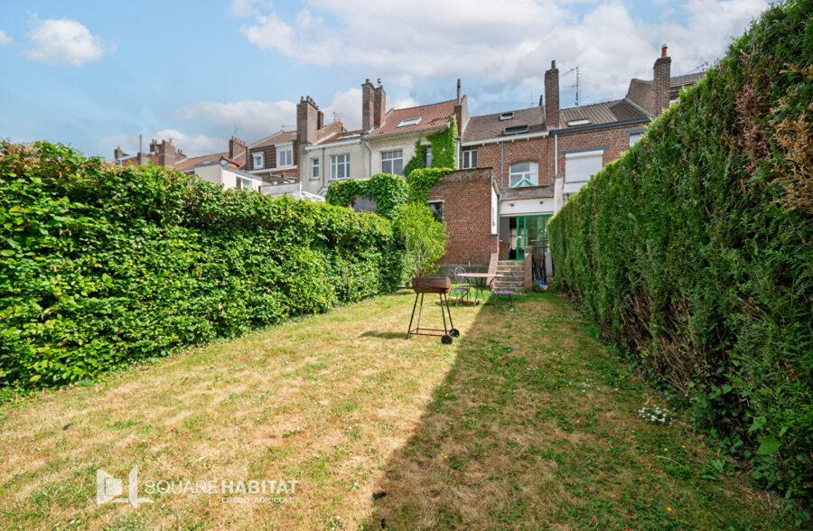Proximité immédiate de la Deûle, belle maison des années 30 avec 4 chambres et magnifique jardin
