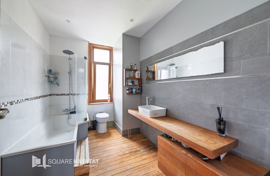 Proximité immédiate de la Deûle, belle maison des années 30 avec 4 chambres et magnifique jardin
