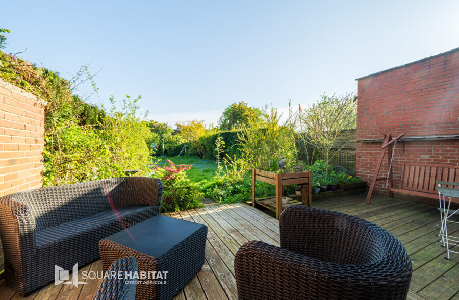Maison batir en excellent état avec 3 chambres, garage et grand jardin  Sous offre 