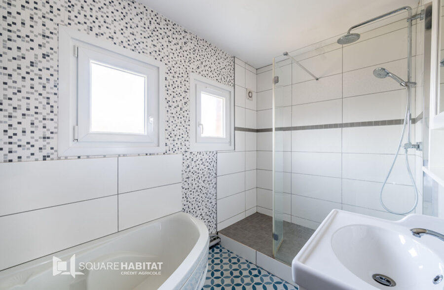 Maison batir en excellent état avec 3 chambres, garage et grand jardin  Sous offre 