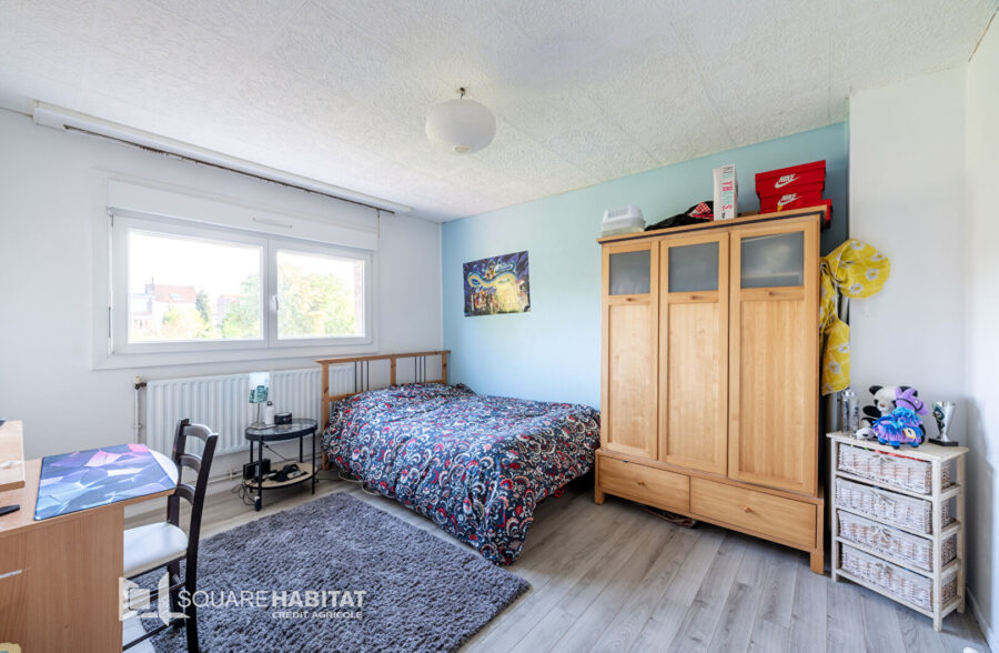 Maison batir en excellent état avec 3 chambres, garage et grand jardin  Sous offre 