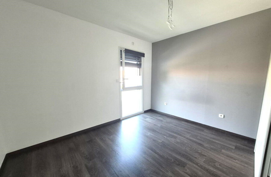 T2 AVEC BALCON + 2 PARKINGS
