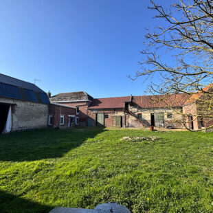 Corp de ferme avec grange et tendance