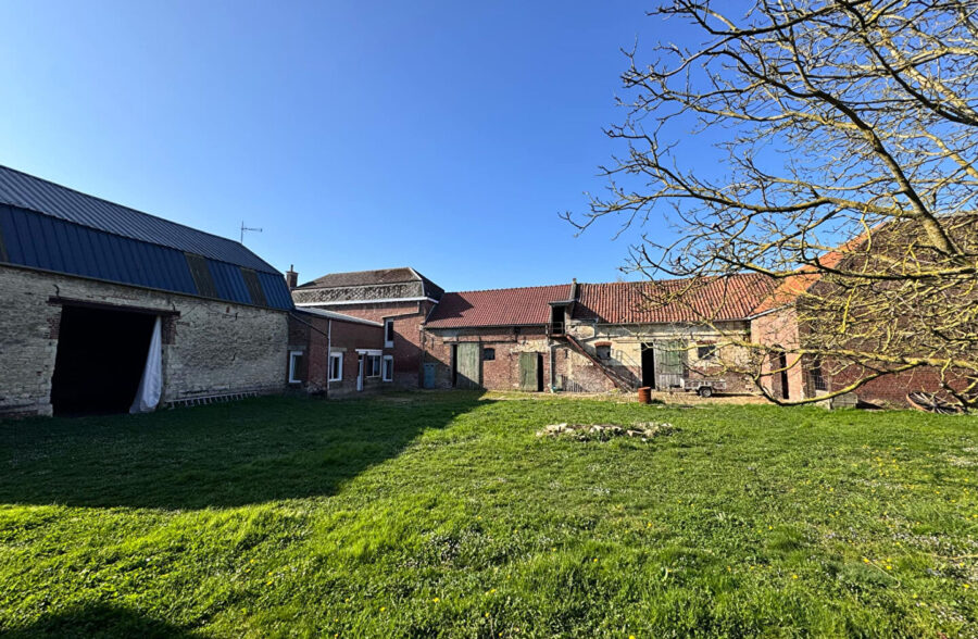 Corp de ferme avec grange et tendance