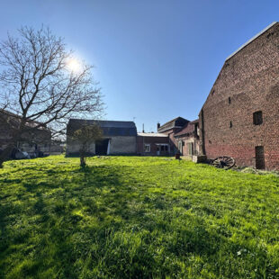 Corp de ferme avec grange et tendance