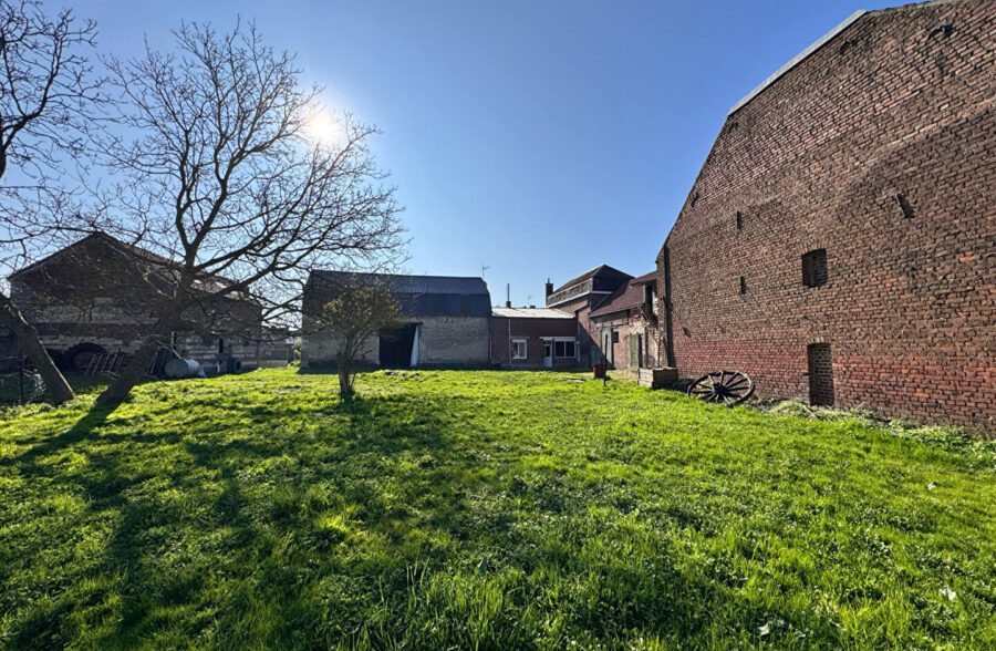 Corp de ferme avec grange et tendance