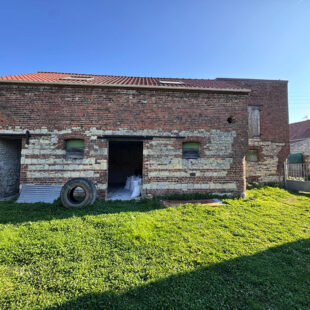 Corp de ferme avec grange et tendance
