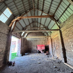 Corp de ferme avec grange et tendance