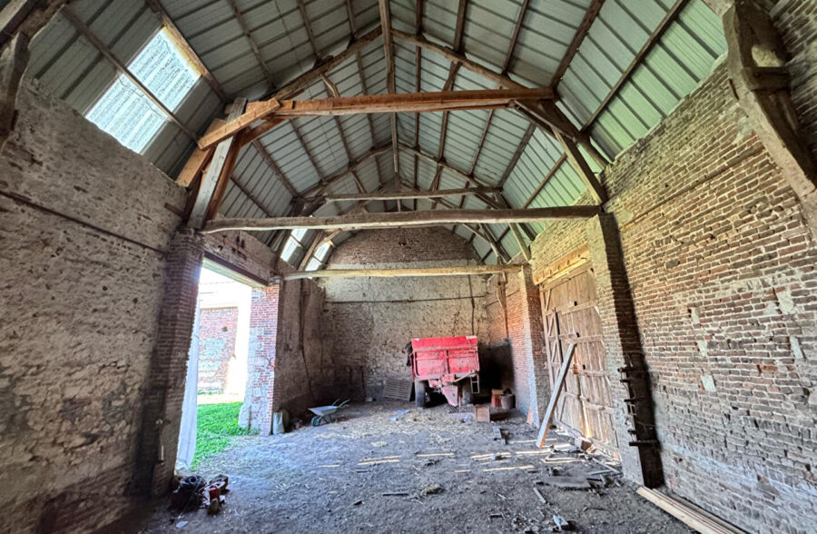Corp de ferme avec grange et tendance