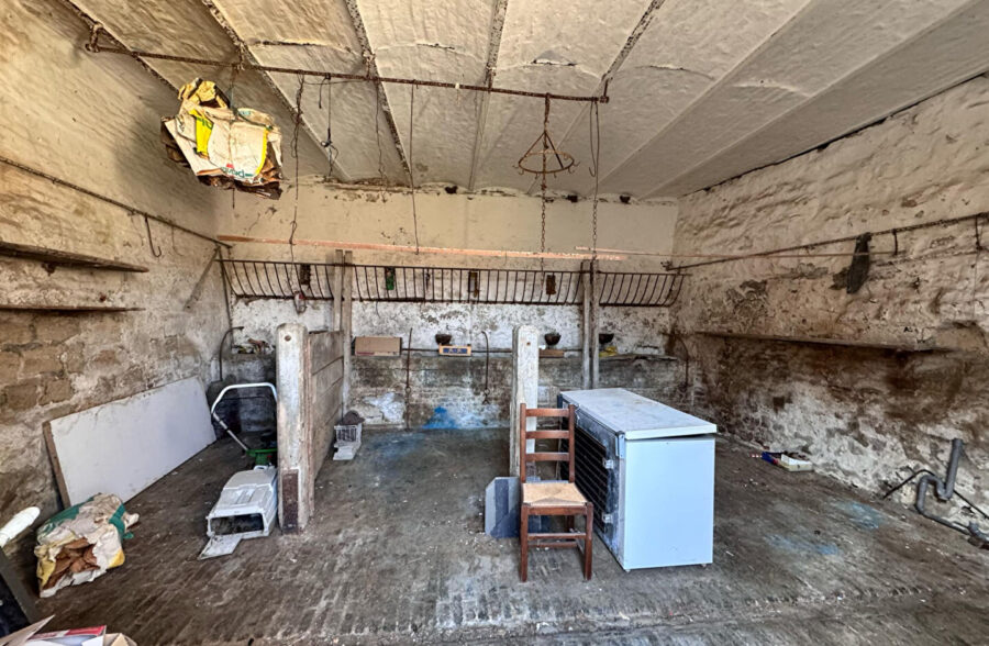 Corp de ferme avec grange et tendance
