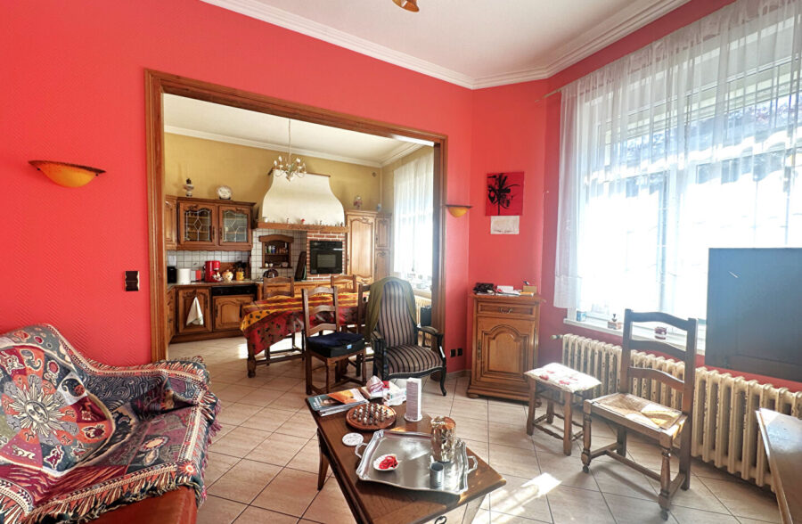 LOT DE BATIMENTS : Charmante maison habitable de plain pied + Atelier de 112m² + GARAGES