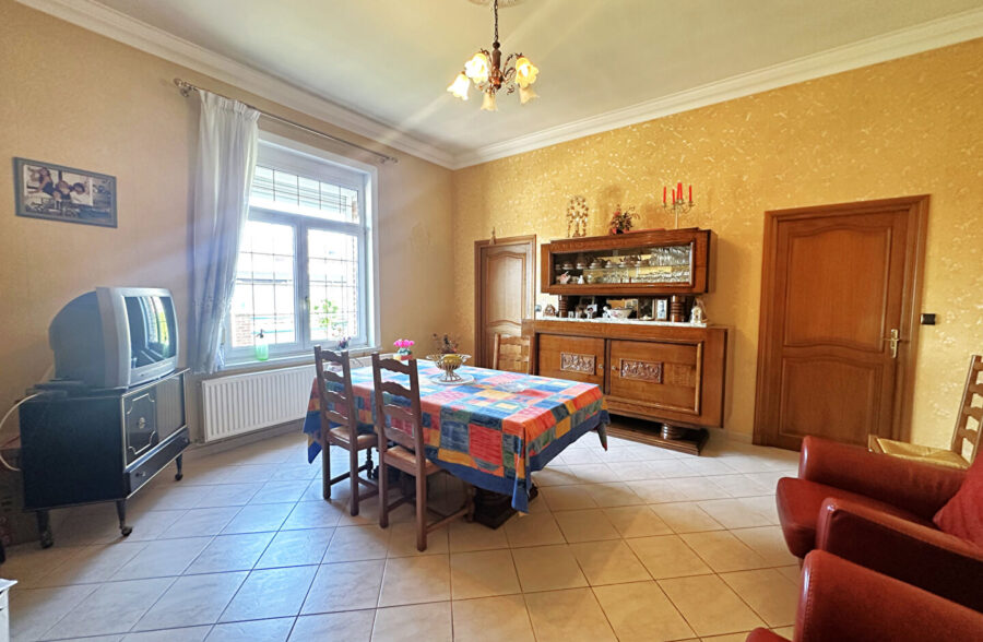 LOT DE BATIMENTS : Charmante maison habitable de plain pied + Atelier de 112m² + GARAGES