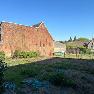 LOT DE BATIMENTS : Charmante maison habitable de plain pied + Atelier de 112m² + GARAGES