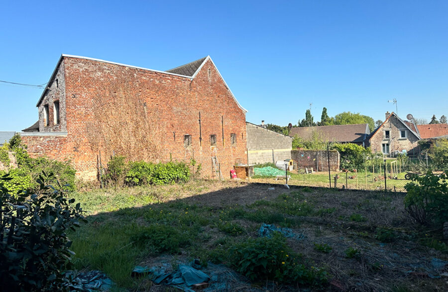 LOT DE BATIMENTS : Charmante maison habitable de plain pied + Atelier de 112m² + GARAGES