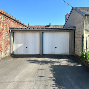 LOT DE BATIMENTS : Charmante maison habitable de plain pied + Atelier de 112m² + GARAGES