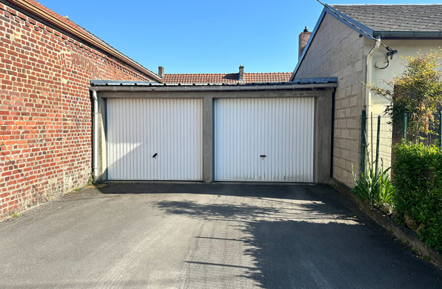 LOT DE BATIMENTS : Charmante maison habitable de plain pied + Atelier de 112m² + GARAGES