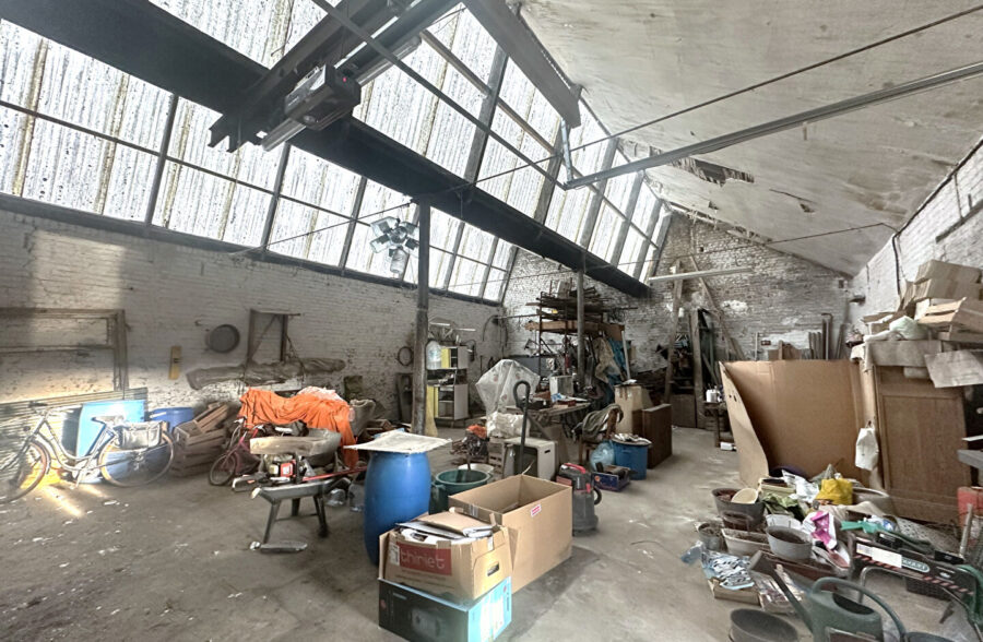 LOT DE BATIMENTS : Charmante maison habitable de plain pied + Atelier de 112m² + GARAGES