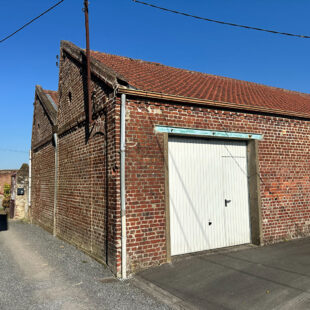 LOT DE BATIMENTS : Charmante maison habitable de plain pied + Atelier de 112m² + GARAGES