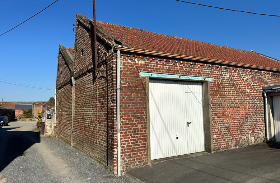LOT DE BATIMENTS : Charmante maison habitable de plain pied + Atelier de 112m² + GARAGES