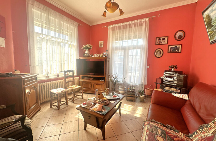 LOT DE BATIMENTS : Charmante maison habitable de plain pied + Atelier de 112m² + GARAGES