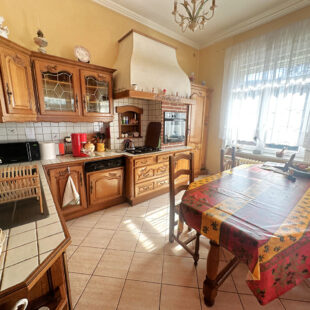 LOT DE BATIMENTS : Charmante maison habitable de plain pied + Atelier de 112m² + GARAGES