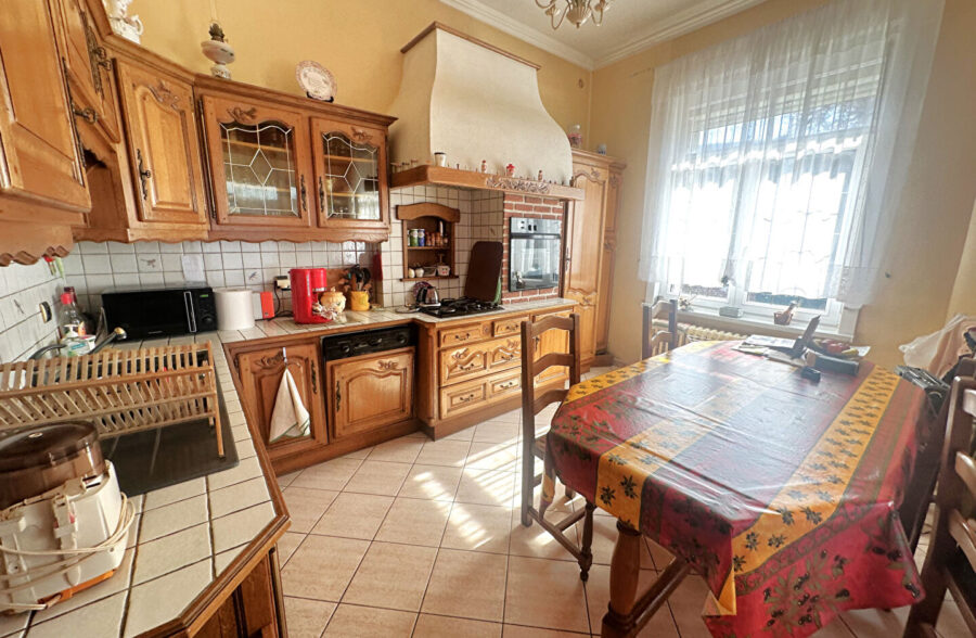 LOT DE BATIMENTS : Charmante maison habitable de plain pied + Atelier de 112m² + GARAGES