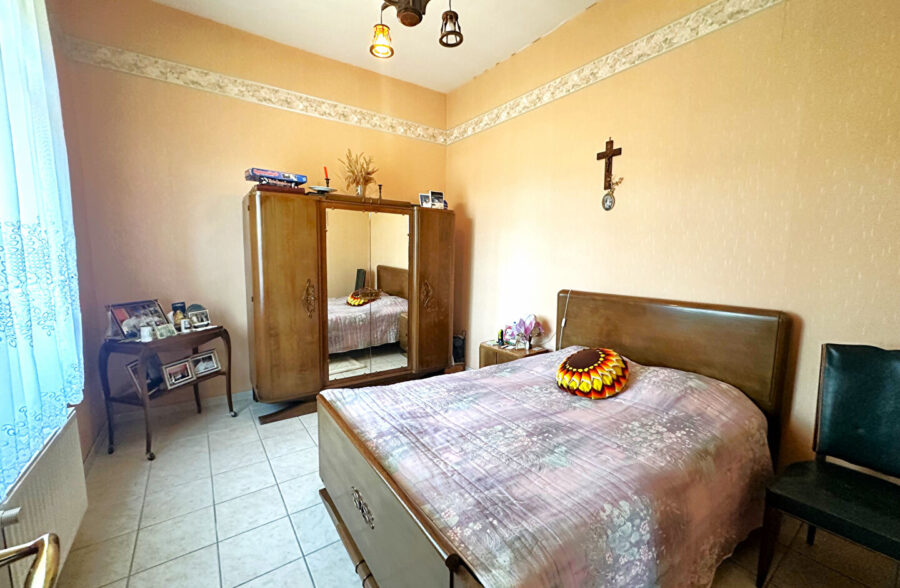 LOT DE BATIMENTS : Charmante maison habitable de plain pied + Atelier de 112m² + GARAGES