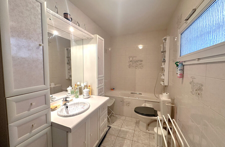 LOT DE BATIMENTS : Charmante maison habitable de plain pied + Atelier de 112m² + GARAGES