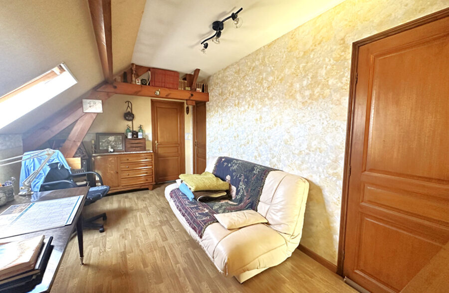 LOT DE BATIMENTS : Charmante maison habitable de plain pied + Atelier de 112m² + GARAGES